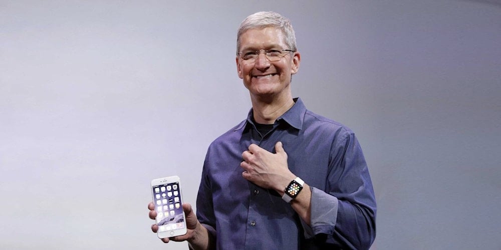 Tim Cook con uno de los relojes inteligentes. Foto: Apple. 