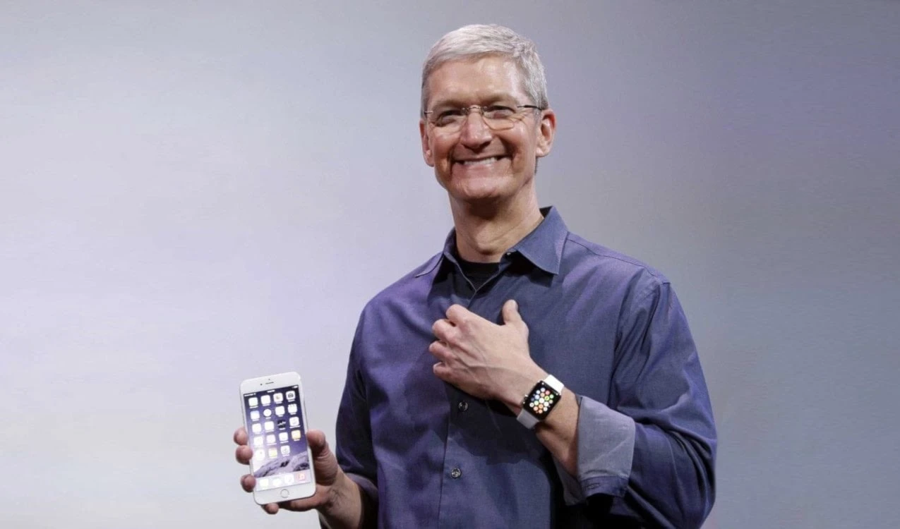 Tim Cook con uno de los relojes inteligentes. Foto: Apple.