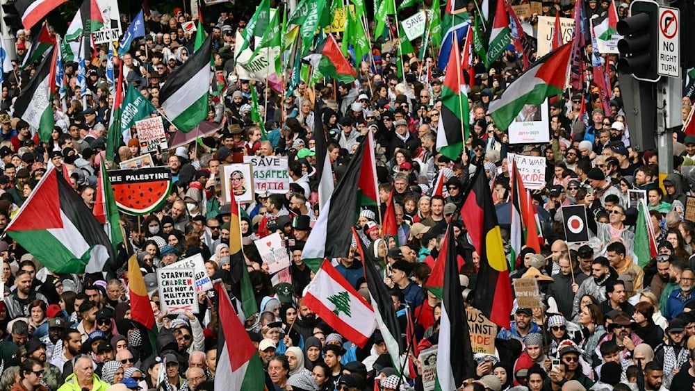 Manifestantes cruzan puente de Sídney durante la marcha propalestina contra acciones de 