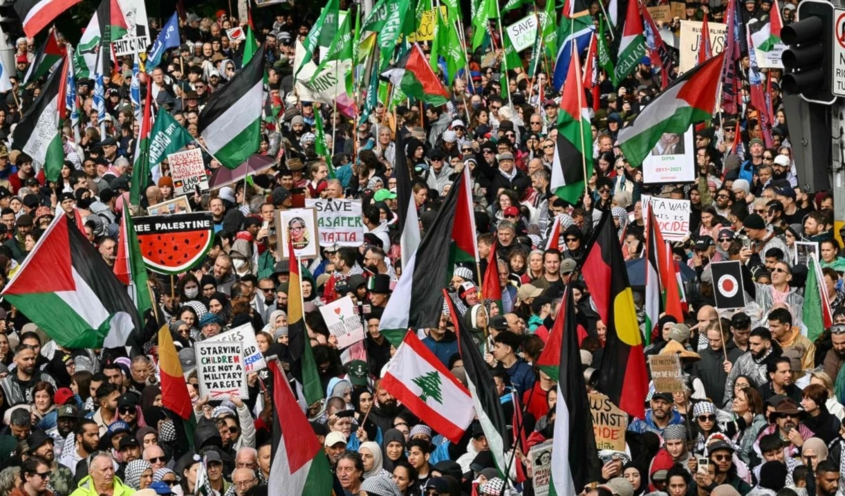 Manifestantes cruzan puente de Sídney durante la marcha propalestina contra acciones de "Israel" y la continua escasez de alimentos en la Franja de Gaza. Foto: AFP
