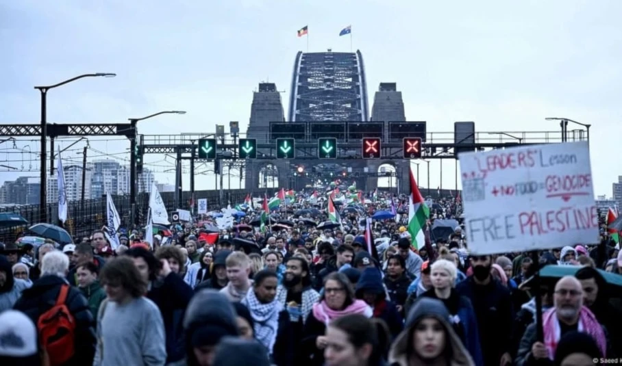 Julian Assange marcha en Sídney en protesta masiva por Gaza
