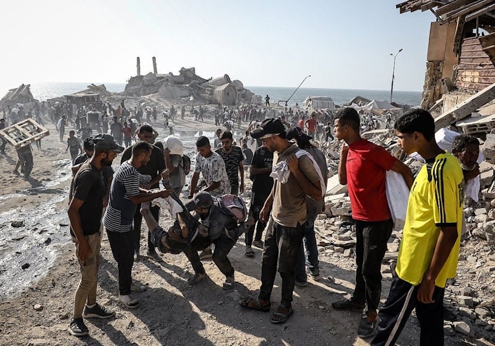 Palestinos recuperan el cuerpo de una víctima mortal en Gaza.