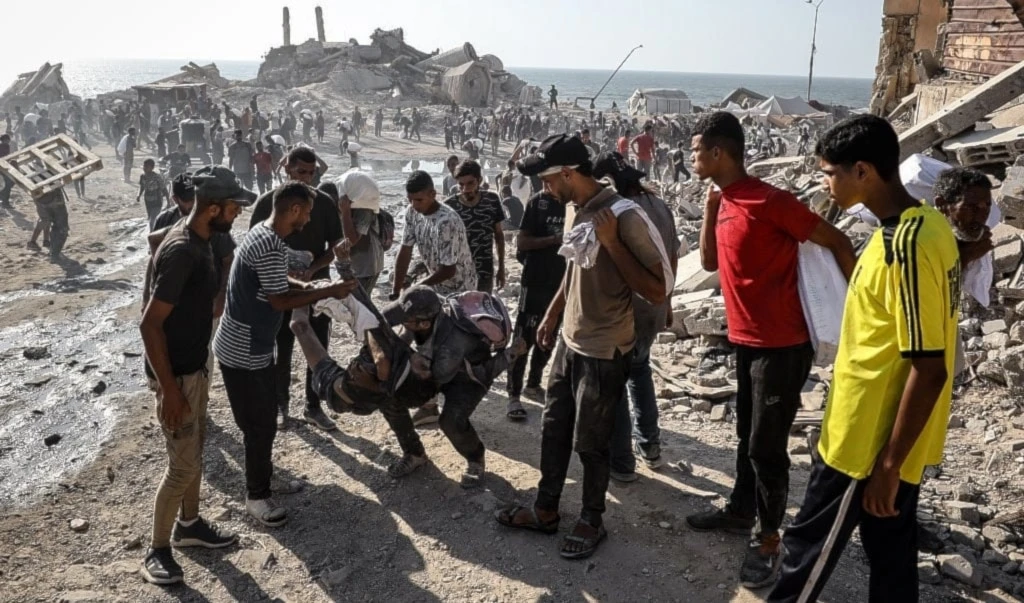 Palestinos recuperan el cuerpo de una víctima mortal en Gaza.