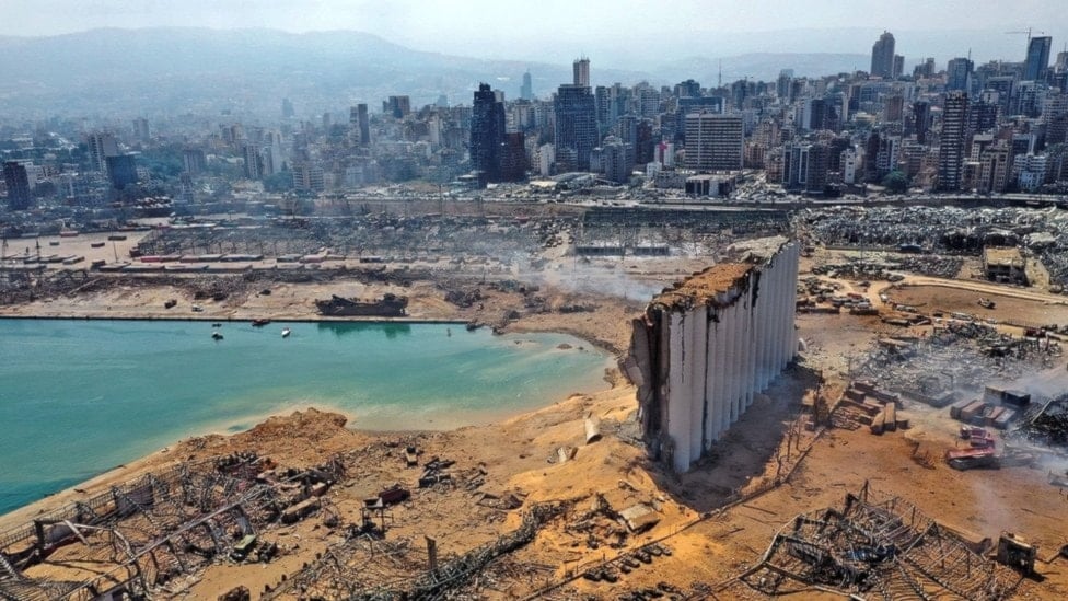 El 4 de agosto de 2020, la explosión de un depósito con dos mil 750 toneladas de nitrato de amonio en el puerto de Beirut arrasó barrios enteros de la capital.