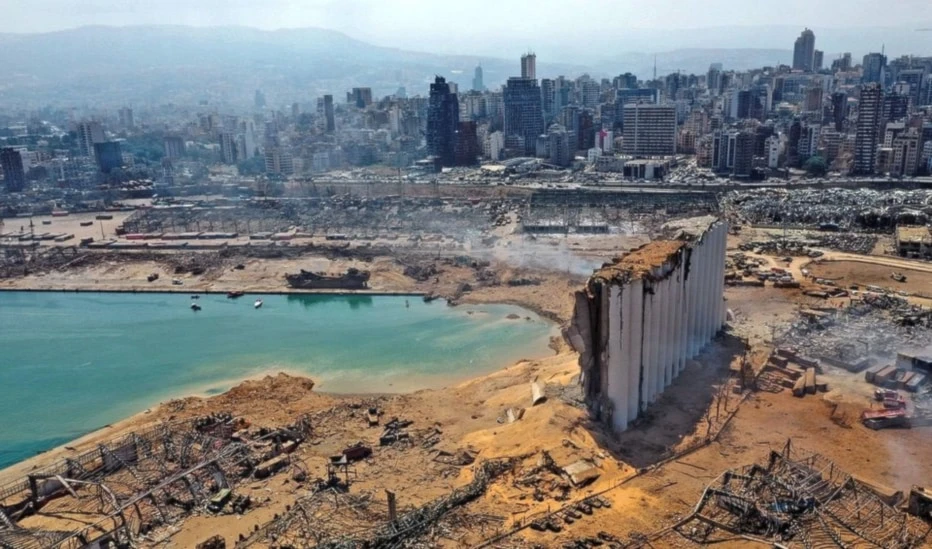 El 4 de agosto de 2020, la explosión de un depósito con dos mil 750 toneladas de nitrato de amonio en el puerto de Beirut arrasó barrios enteros de la capital. El 4 de agosto de 2020, la explosión de un depósito con dos mil 750 toneladas de nitrato de amonio en el puerto de Beirut arrasó barrios enteros de la capital.