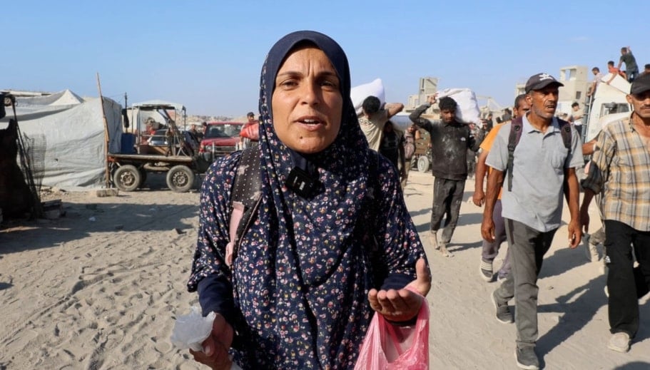 Asma Masoud, desplazada del norte de Gaza, regresa de su búsqueda diaria de comida.