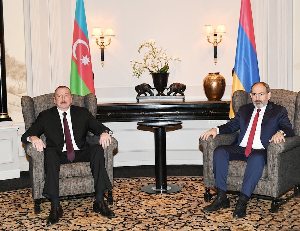 El presidente de Armenia, Nikol Pashinian (izquierda) y su homólogo de Azerbaiyán, Ilham Aliyev, buscan poner fin al conflicto sobre sobre Nagorno Karabaj.