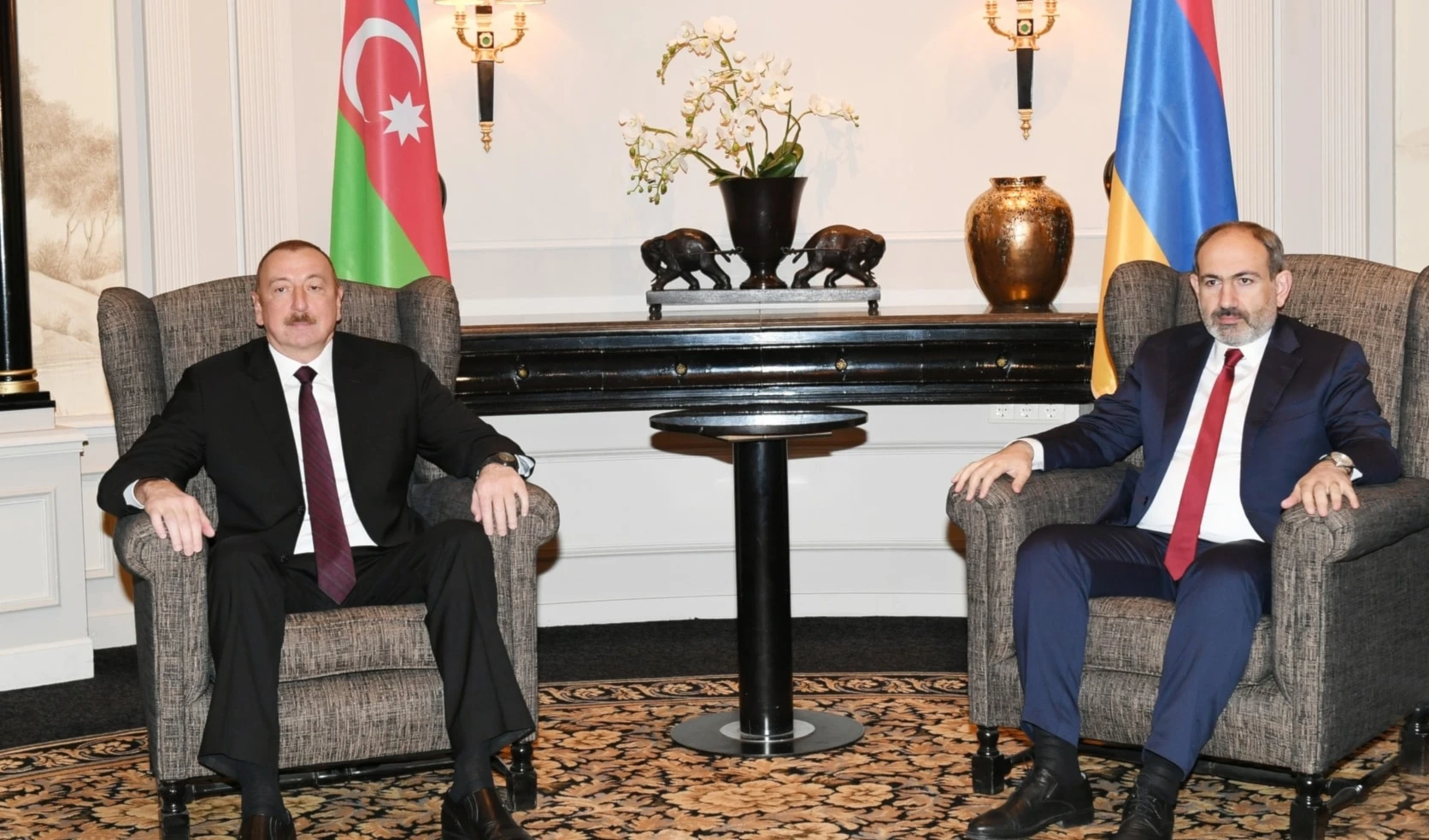 El presidente de Armenia, Nikol Pashinian (izquierda) y su homólogo de Azerbaiyán, Ilham Aliyev, buscan poner fin al conflicto sobre sobre Nagorno Karabaj.