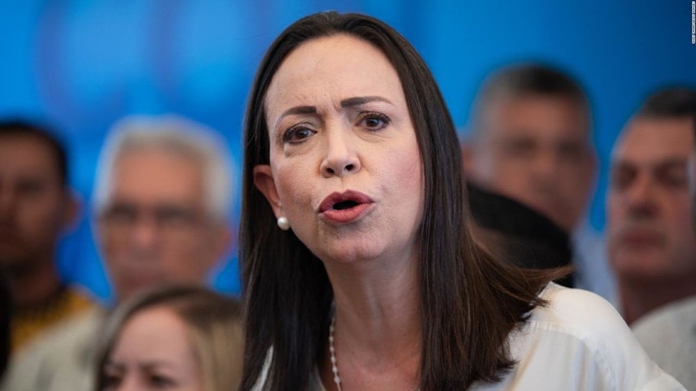 María Corina Machado enfrenta inhabilitación política, órdenes de detención y múltiples acusaciones por conspiración, traición a la patria y financiamiento de actividades terroristas.