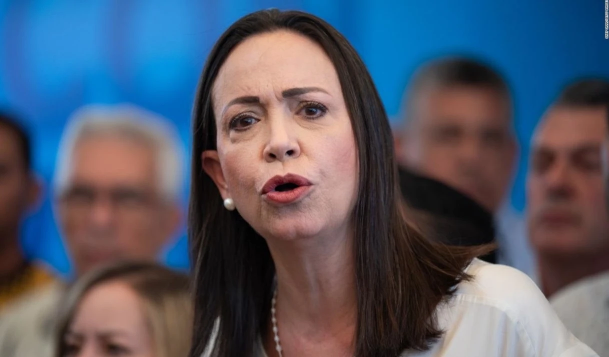 María Corina Machado enfrenta inhabilitación política, órdenes de detención y múltiples acusaciones por conspiración, traición a la patria y financiamiento de actividades terroristas.