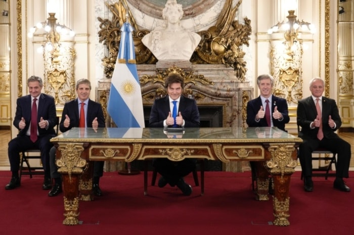 Javier Milei y sus ministros al final de su mensaje a la nación. (Foto: Página 12)