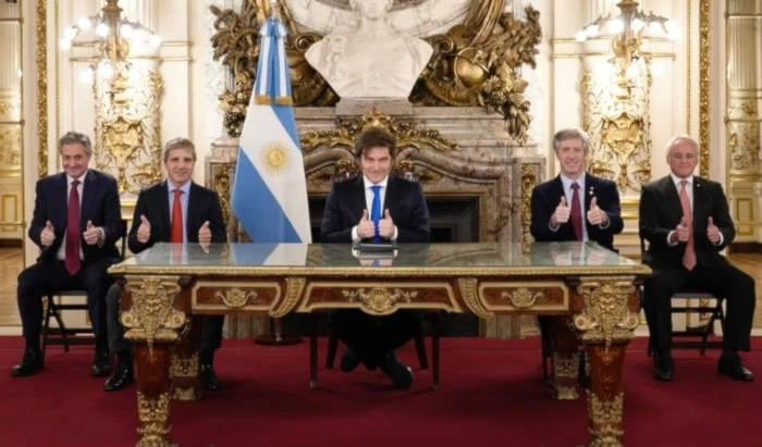 Javier Milei y sus ministros al final de su mensaje a la nación. (Foto: Página 12) Javier Milei y sus ministros al final de su mensaje a la nación. (Foto: Página 12)