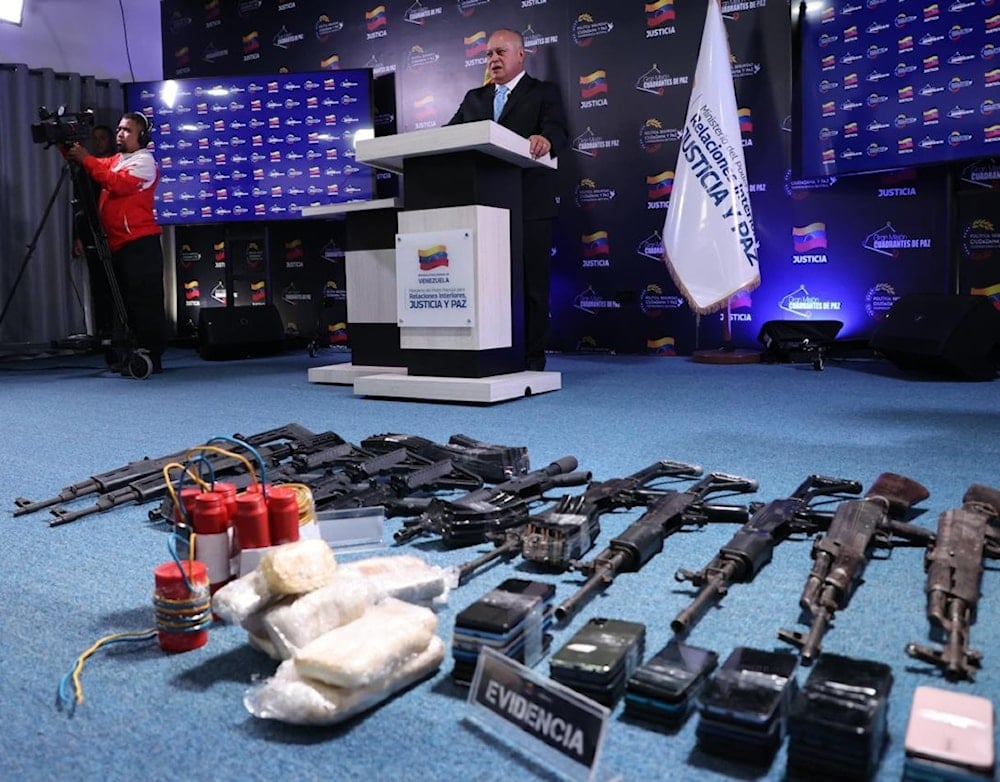 Durante el operativo, los cuerpos de seguridad decomisaron un bolso tricolor que contenía tres kilos de TNT, un teléfono analógico y otros materiales estratégicos. (Foto: @ConElMazoDando)