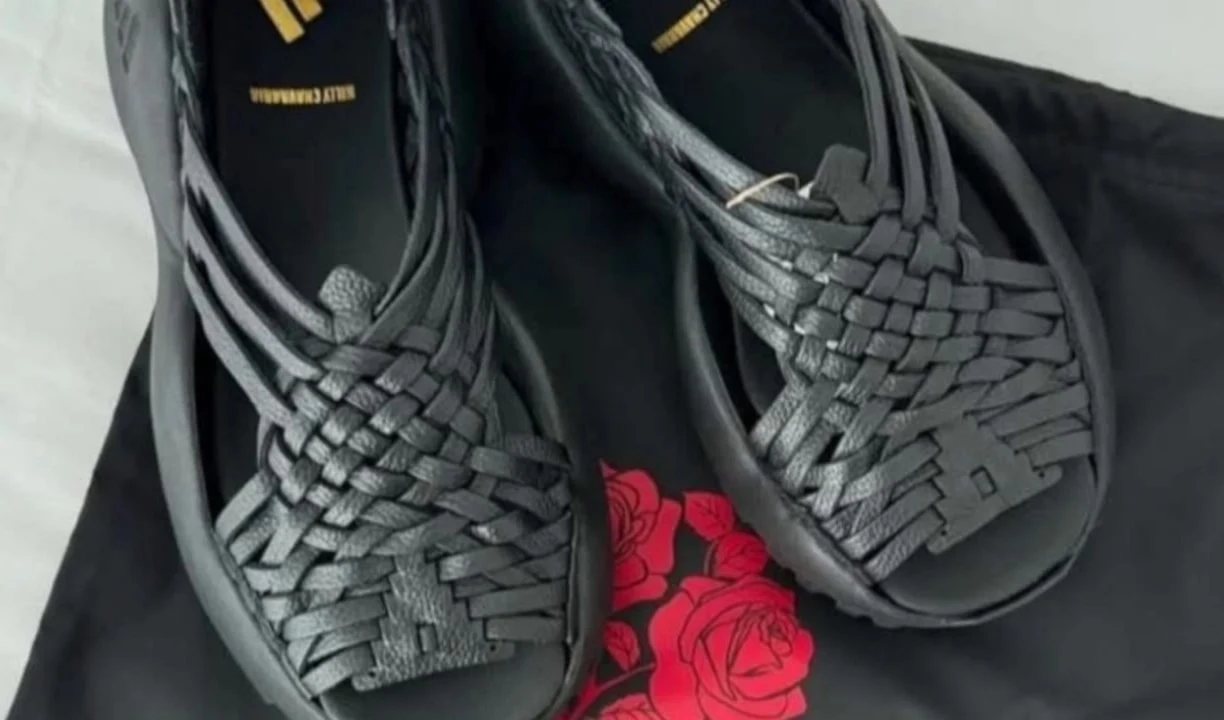 Denuncian a Adidas por copiar huaraches indígenas de Oaxaca
