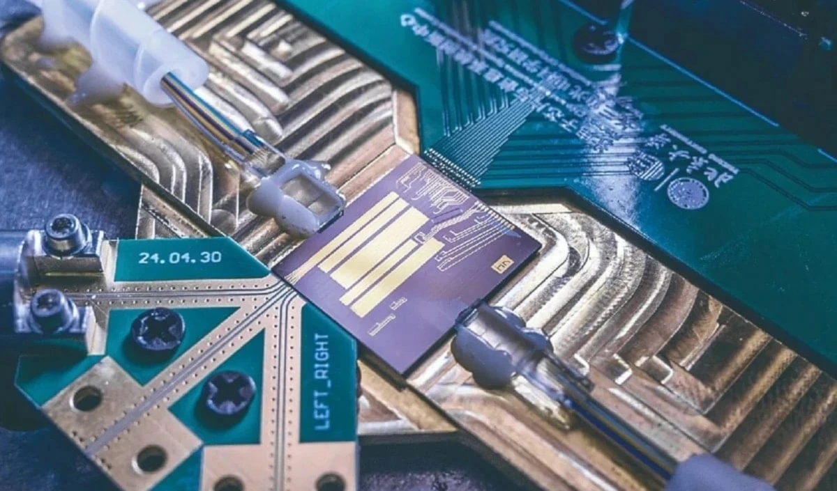 China presenta primer chip 6G del mundo. Foto: SCMP. China presenta primer chip 6G del mundo. Foto: SCMP.