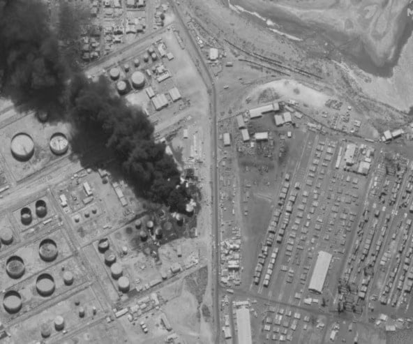 Humo se eleva desde los tanques de petróleo en llamas en Puerto Sudán después de que fueron atacados por un dron de las Fuerzas de Apoyo Rápido (Foto: Reuters)   