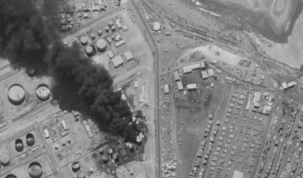 Humo se eleva desde los tanques de petróleo en llamas en Puerto Sudán después de que fueron atacados por un dron de las Fuerzas de Apoyo Rápido (Foto: Reuters)