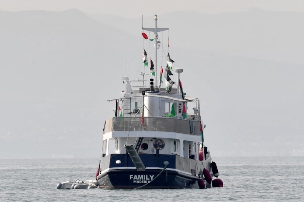 Uno de los barcos de la Flotilla Sumud Global anclado en aguas de Túnez (Foto: AFP)