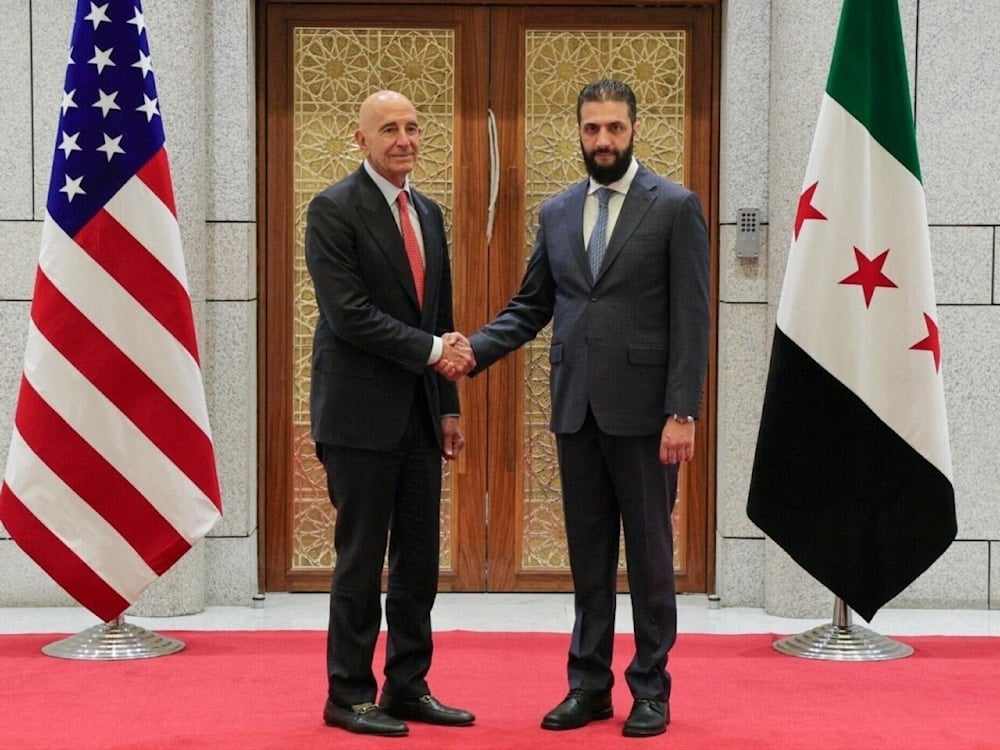 El presidente transitorio sirio Ahmad al-Sharaa (al-Golani) y el enviado especial de Estados Unidos para Siria, Thomas Barrack.