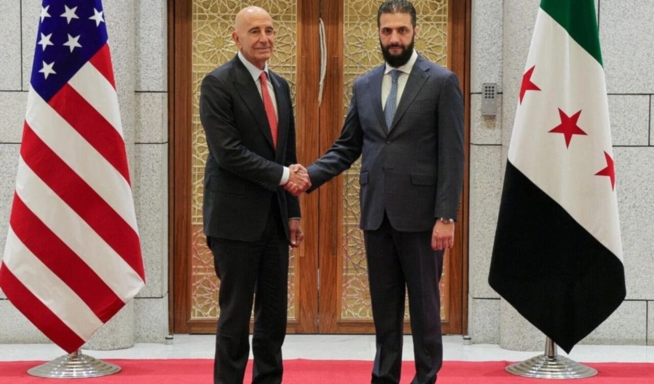 El presidente transitorio sirio Ahmad al-Sharaa (al-Golani) y el enviado especial de Estados Unidos para Siria, Thomas Barrack.