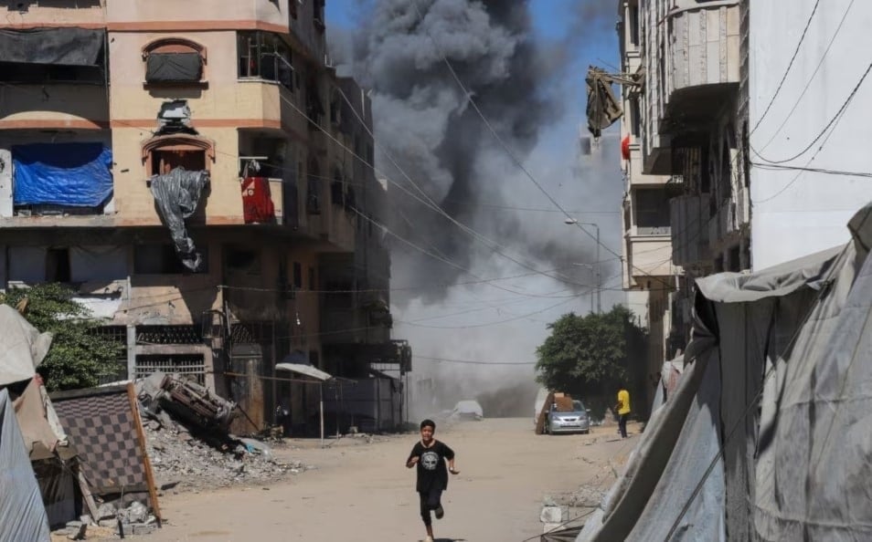 Decenas de mártires en Gaza desde el amanecer como consecuencia de los bombardeos israelíes dirigidos contra escuelas, viviendas y centros de desplazados