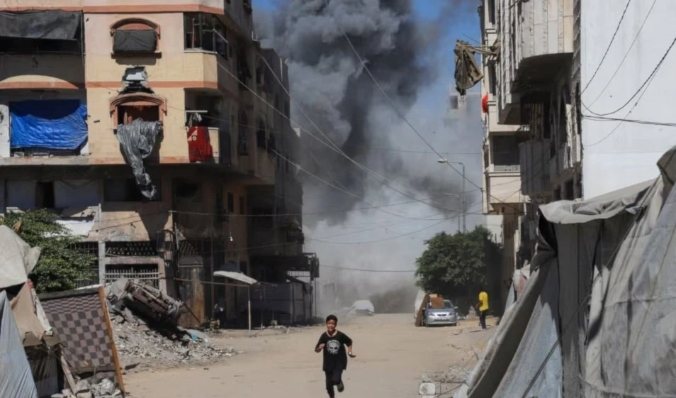 Decenas de mártires en Gaza desde el amanecer como consecuencia de los bombardeos israelíes dirigidos contra escuelas, viviendas y centros de desplazados