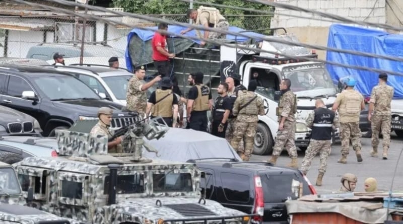 El ejército libanés recibe las armas de los campamentos palestinos. 