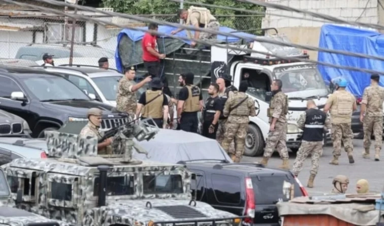 El ejército libanés recibe las armas de los campamentos palestinos.