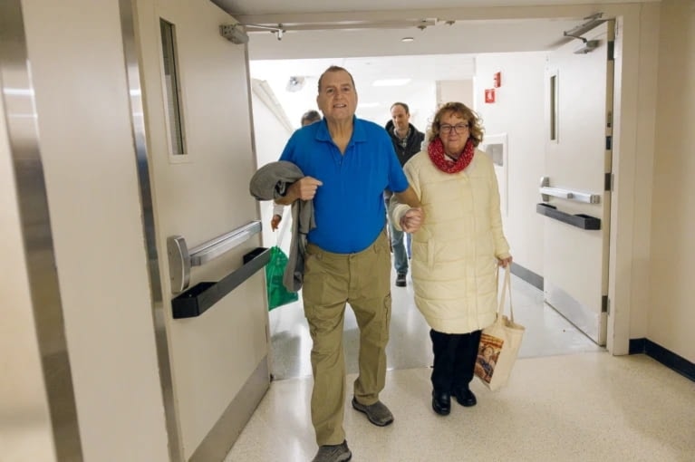 Paciente vive de récord meses con riñón de cerdo modificado