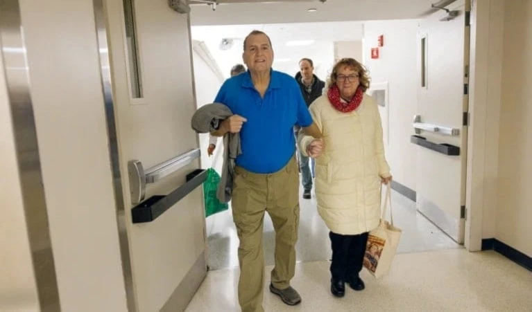 Paciente vive de récord meses con riñón de cerdo modificado