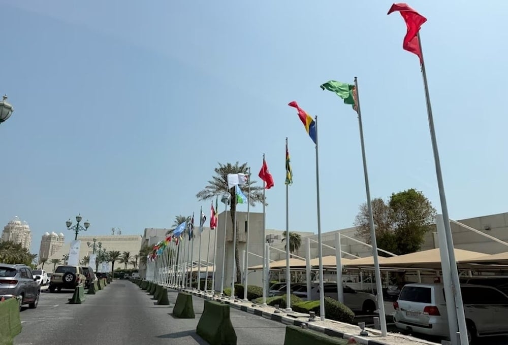 Banderas de algunos de los países participantes en la cumbre árabe-islámica de emergencia en Doha (Foto: Reuters)