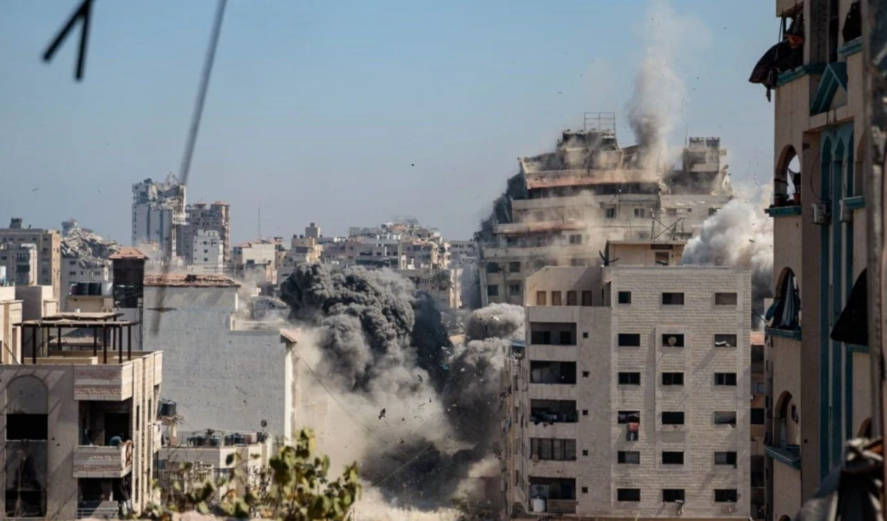 En el norte de Rafah, cuatro personas murieron y 25 resultaron heridas mientras esperaban recibir ayuda humanitaria, tras otro ataque de las fuerzas israelíes.