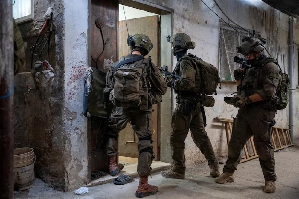 Las fuerzas israelíes allanaron varias casas en el nuevo campamento de Askar, en Nablus.