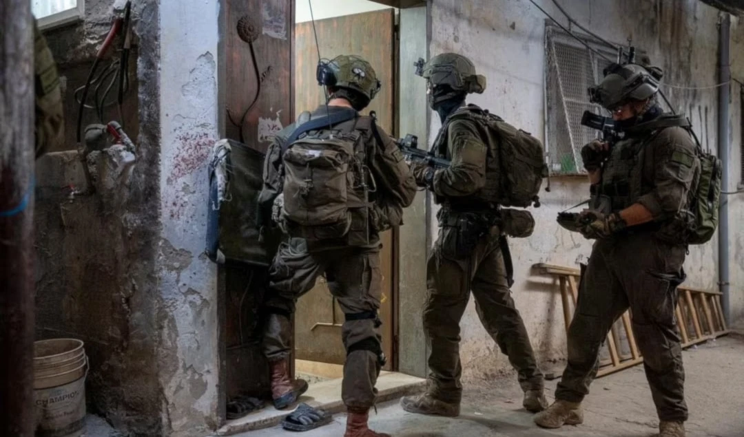 Las fuerzas israelíes allanaron varias casas en el nuevo campamento de Askar, en Nablus. Las fuerzas israelíes allanaron varias casas en el nuevo campamento de Askar, en Nablus.
