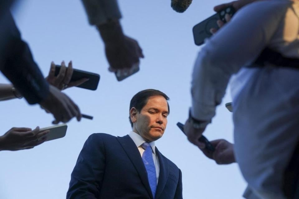 Marco Rubio habló con la prensa antes de partir de 