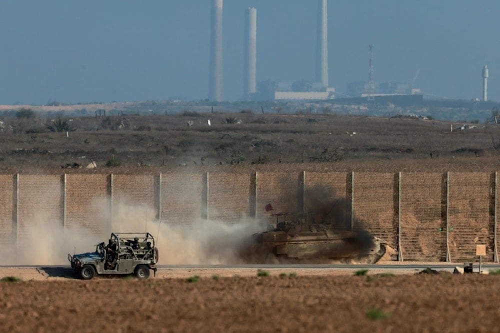 Vehículos israelíes avanzan a lo largo de la valla de separación en la Franja de Gaza. (Foto: AFP)