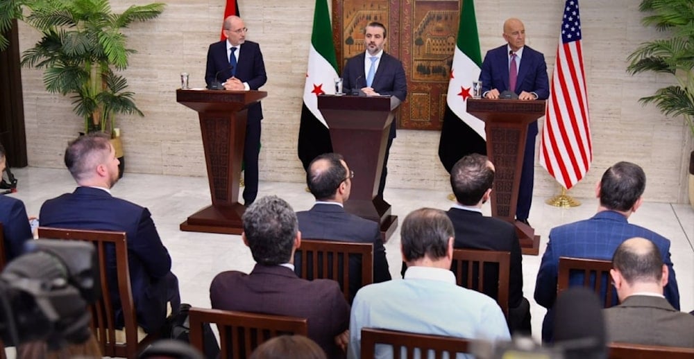 Los cancilleres de Siria y Jordania, junto al enviado estadounidense Thomas Barrack, durante una conferencia de prensa conjunta en Damasco.
