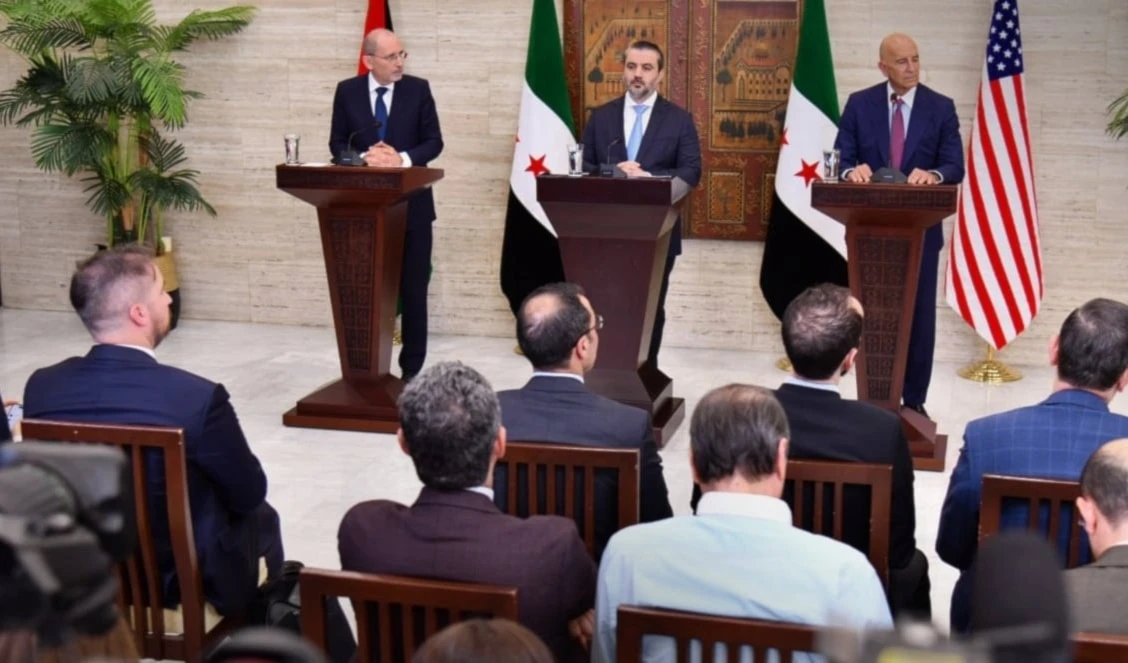 Los cancilleres de Siria y Jordania, junto al enviado estadounidense Thomas Barrack, durante una conferencia de prensa conjunta en Damasco.