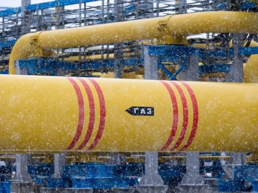 Ataques ucranianos a refinerías rusas elevan precios del petróleo