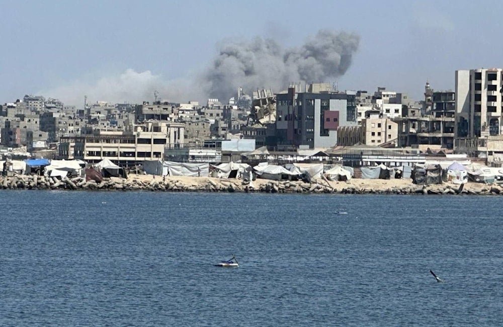Un ataque aéreo israelí cerca del hospital Al-Ahli en la ciudad de Gaza dejó dos mártires y varios heridos.