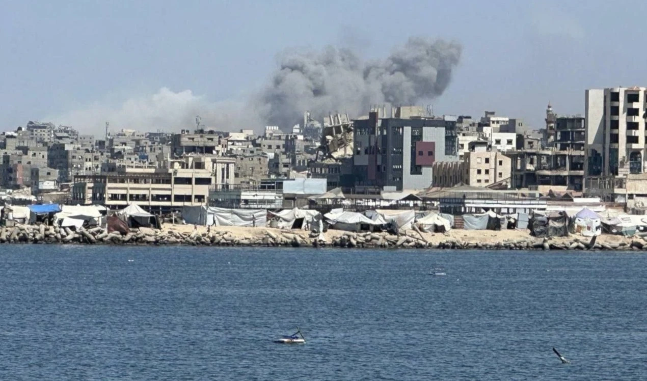 Un ataque aéreo israelí cerca del hospital Al-Ahli en la ciudad de Gaza dejó dos mártires y varios heridos.