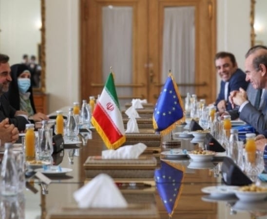 Fuentes diplomáticas a Al Mayadeen: Washington lidera a los europeos en las negociaciones con Irán