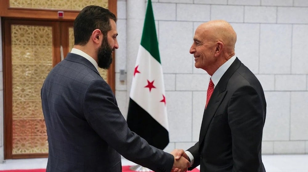 El enviado estadounidense a Siria, Tom Barak, y el presidente sirio, Ahmad al-Sharaa. (Foto: Archivo)