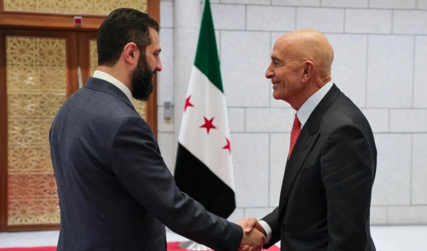 El enviado estadounidense a Siria, Tom Barak, y el presidente sirio, Ahmad al-Sharaa. (Foto: Archivo)