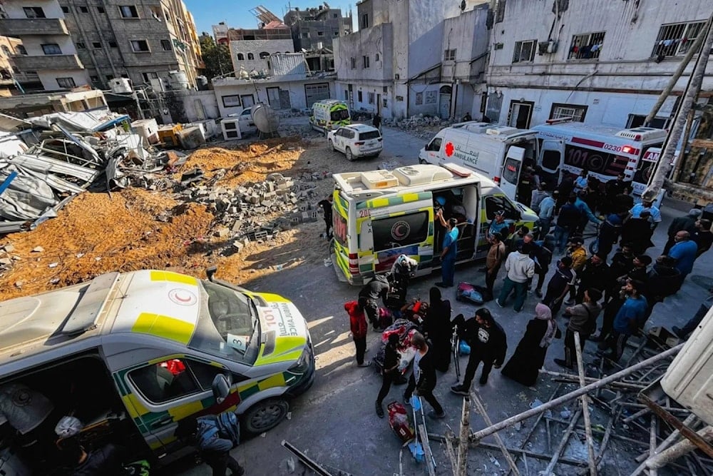 Los médicos y paramédico deben atender a los heridos en medio de la destrucción. (Foto: AFP)