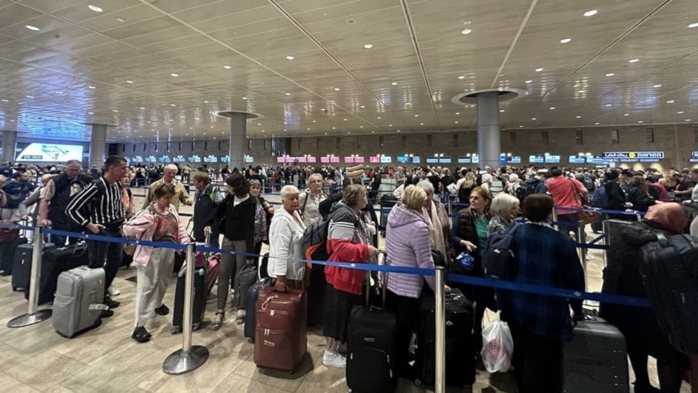 Colonos israelíes parten del país a través del aeropuerto de Ben Gurion en la palestina ocupada.  