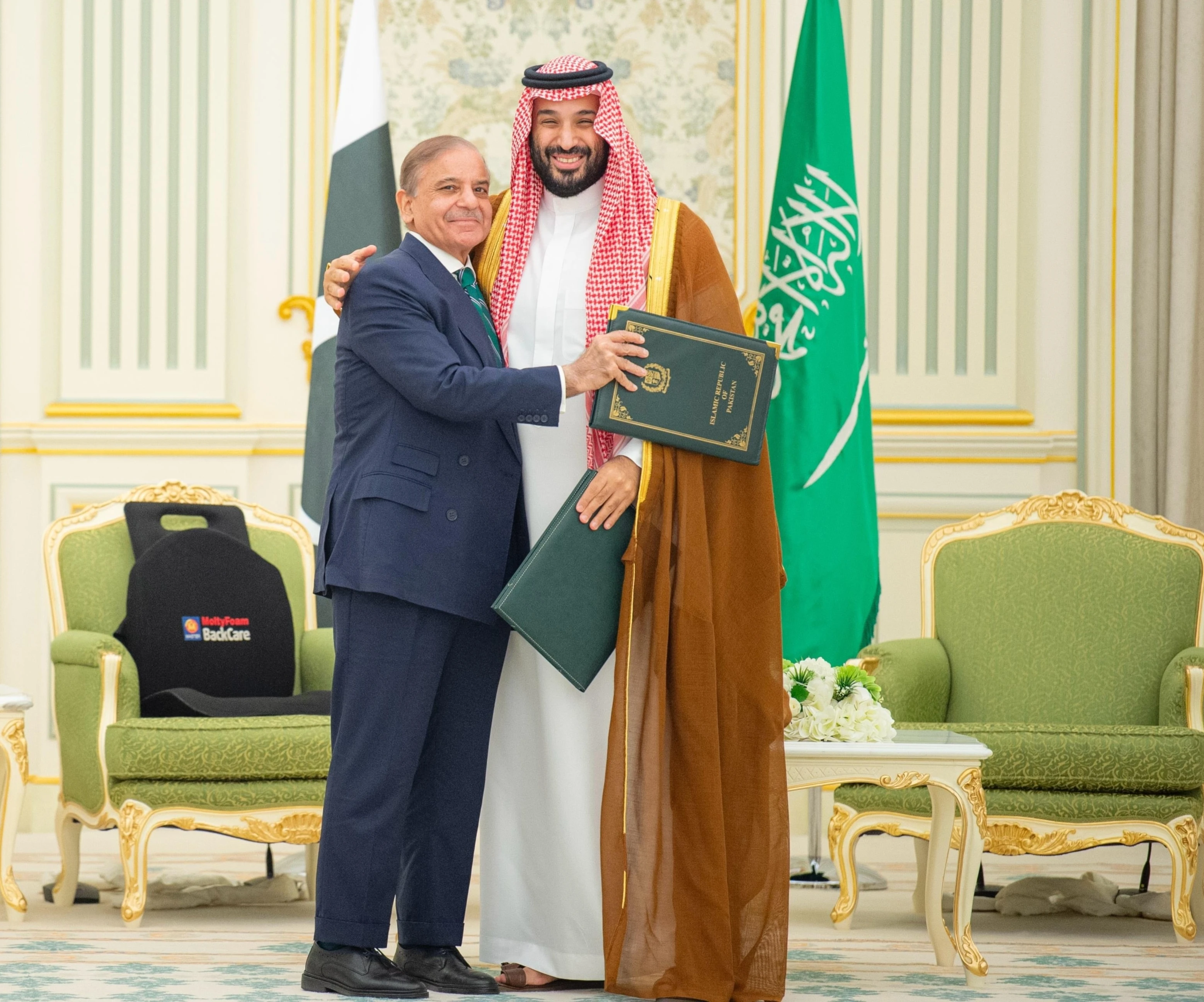 Arabia Saudita y Pakistán firman acuerdo de defensa conjunta en Riad Arabia Saudita y Pakistán firman acuerdo de defensa conjunta en Riad