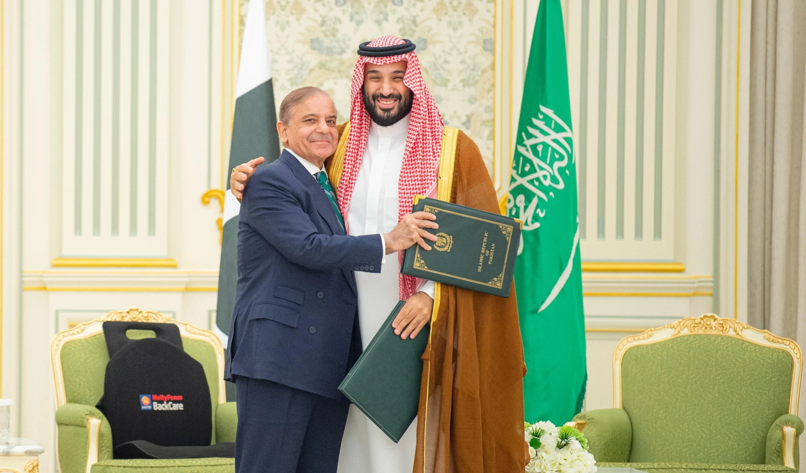 Arabia Saudita y Pakistán firman acuerdo de defensa conjunta en Riad Arabia Saudita y Pakistán firman acuerdo de defensa conjunta en Riad