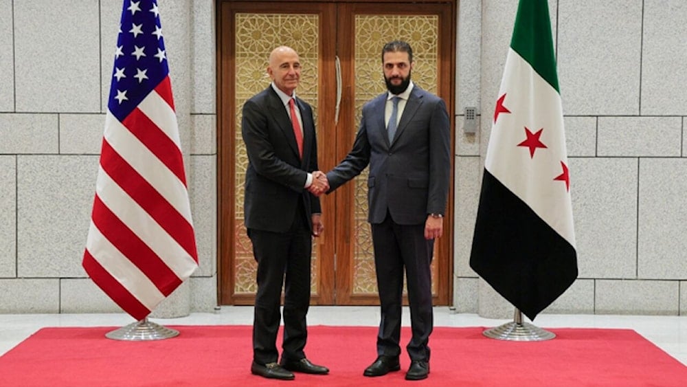 El presidente de Siria, Ahmad al-Sharaa, y el enviado estadounidense Thomas Barrack.