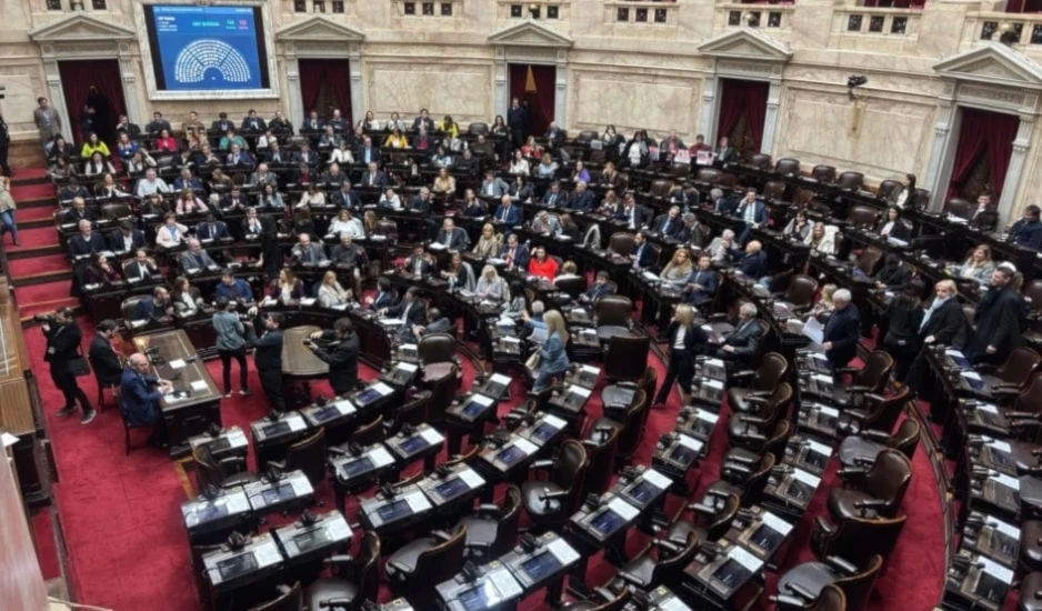 Analistas señalan que el oficialismo busca tapar tanto las coimas en Discapacidad como la feroz interna libertaria, ya que varios audios filtrados provienen de integrantes del propio espacio de Milei.